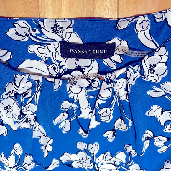 Women’s Ivanka Trump Blue Floral Chain V-Cut Top - Picture 2 of 3